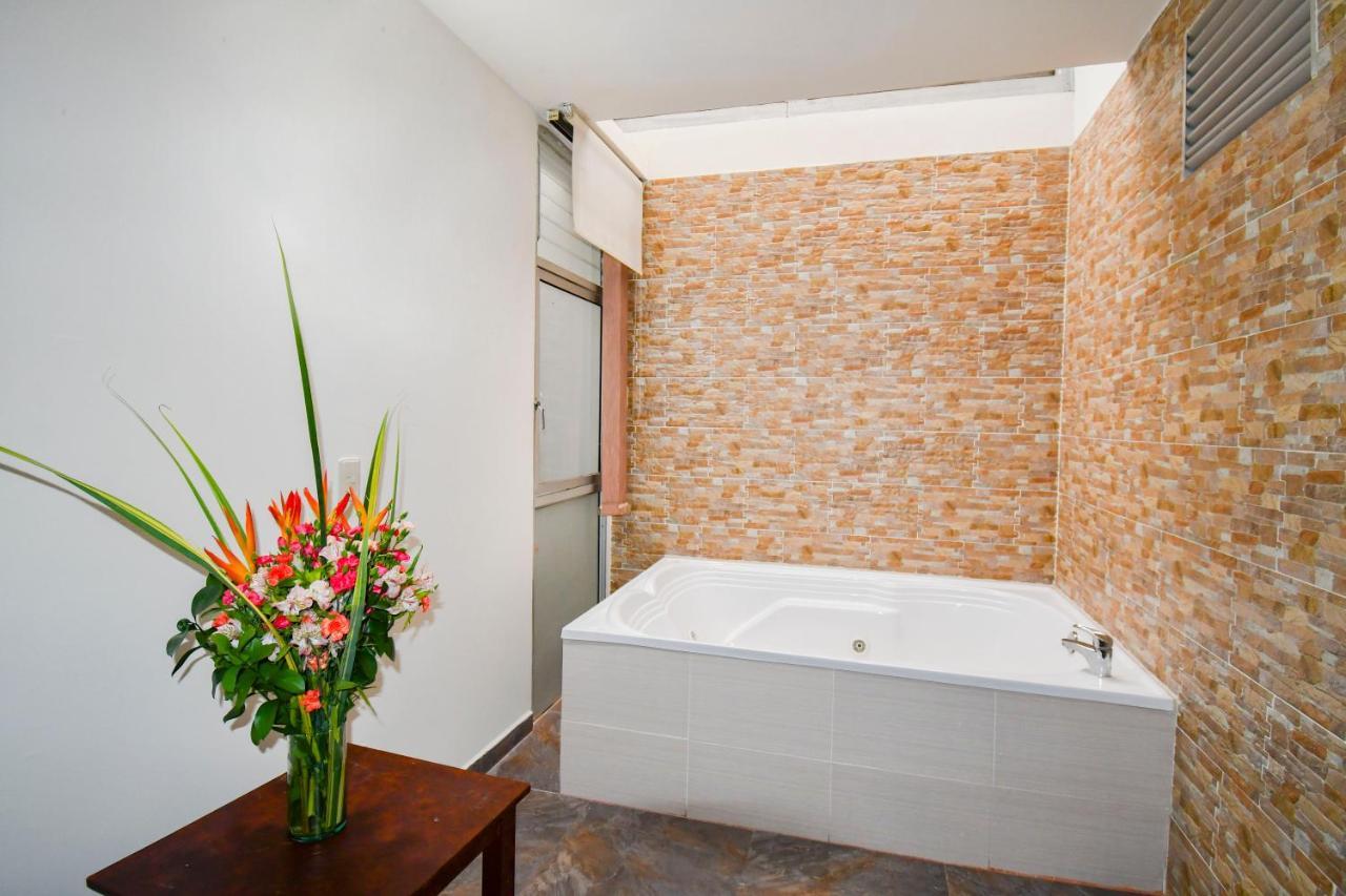 Hotel Monarca Armenia Luaran gambar